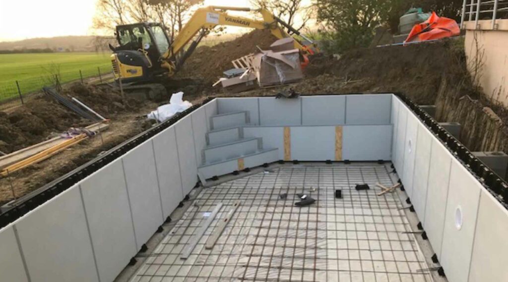 Préparation et ferraillage avant coulage - Art & Loisirs Piscines
