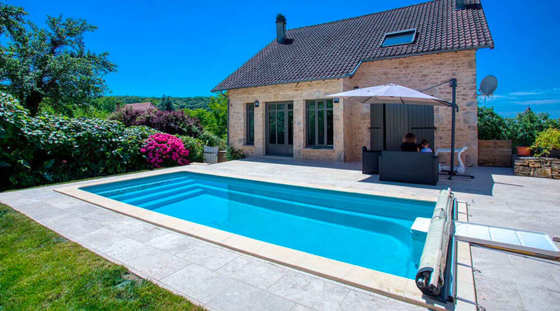 Art & Loisirs Piscine - Piscine à coque avec pente et bâche avec barres