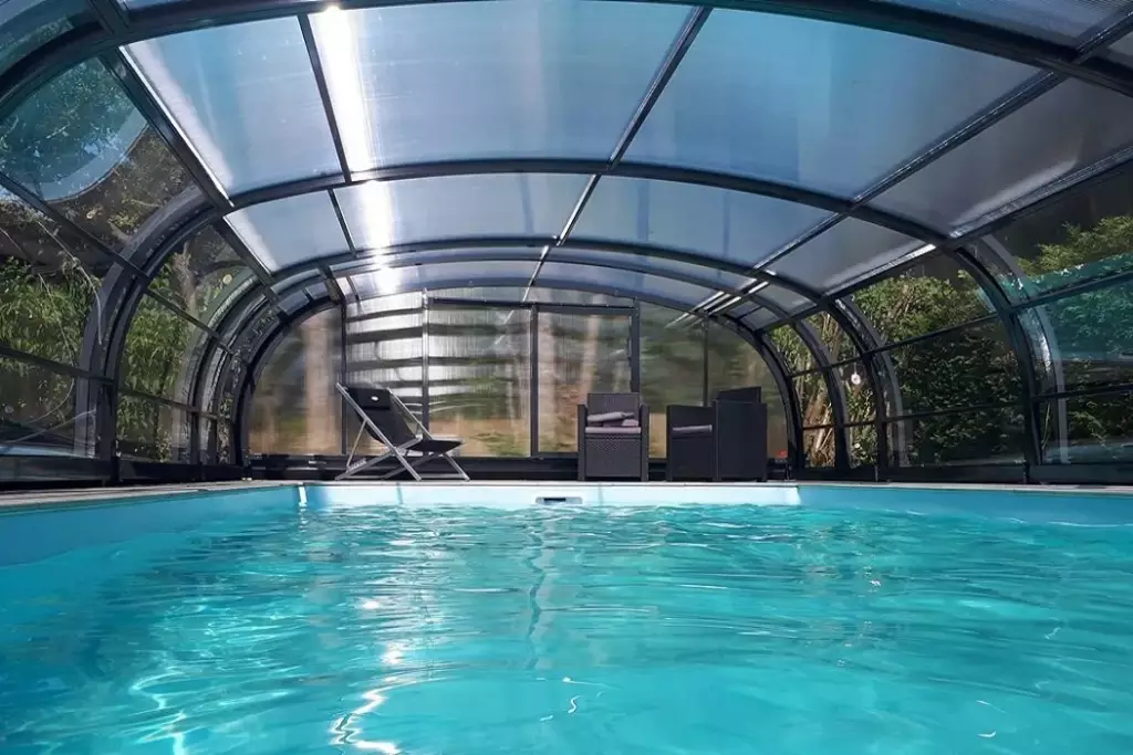 Pose d’abris de piscine innovants - Art & Loisirs Piscines