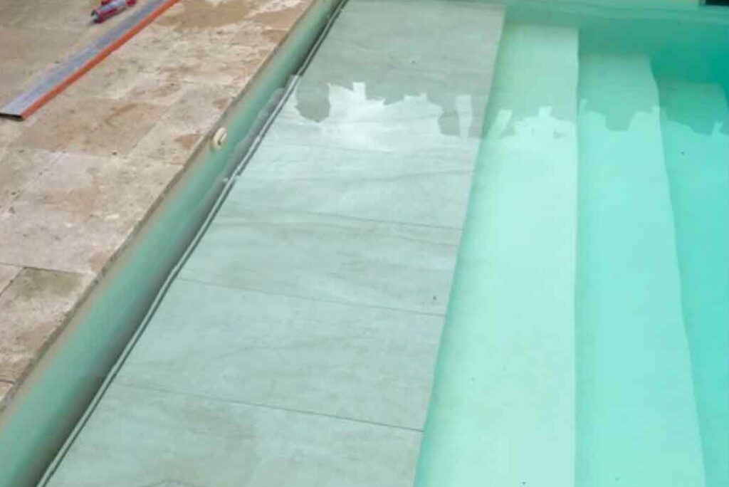 Piscine avec escalier et finition caillebotis en grès - Art & Loisirs Piscines