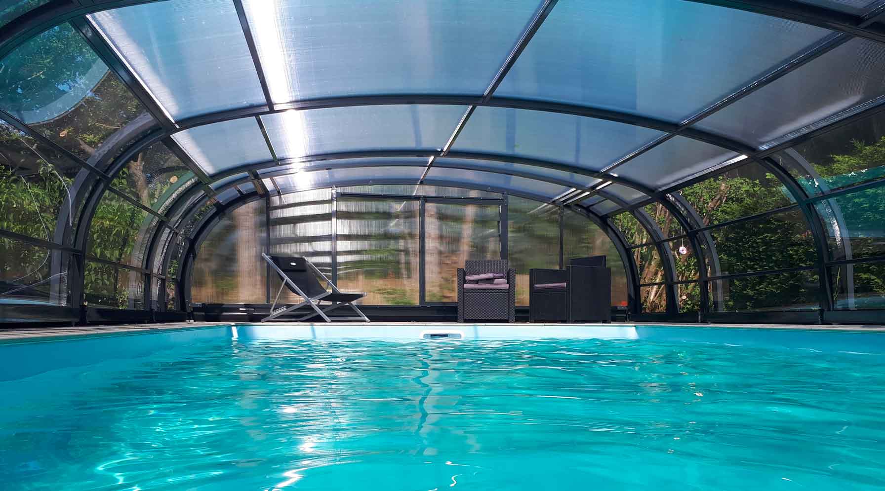 Pose d'un abri de piscine télescopique et sécurisé