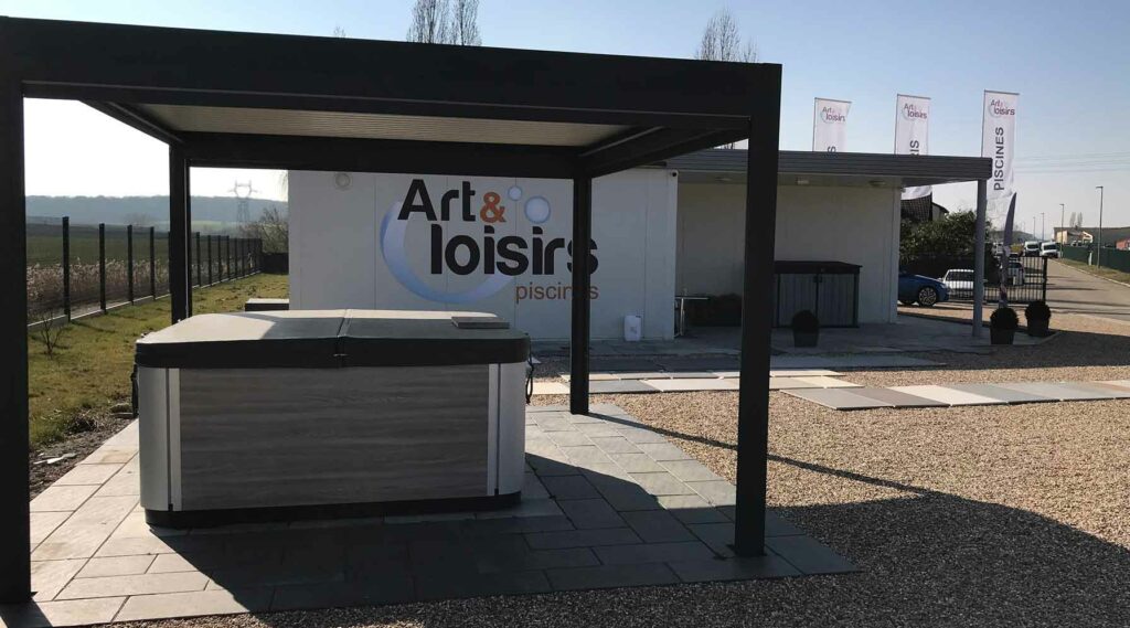 Art & Loisirs Piscine - Spa et Pergola devant le showroom