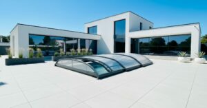 Abri de piscine bas télescopique ANSEA installé dans un jardin moderne à Metz.