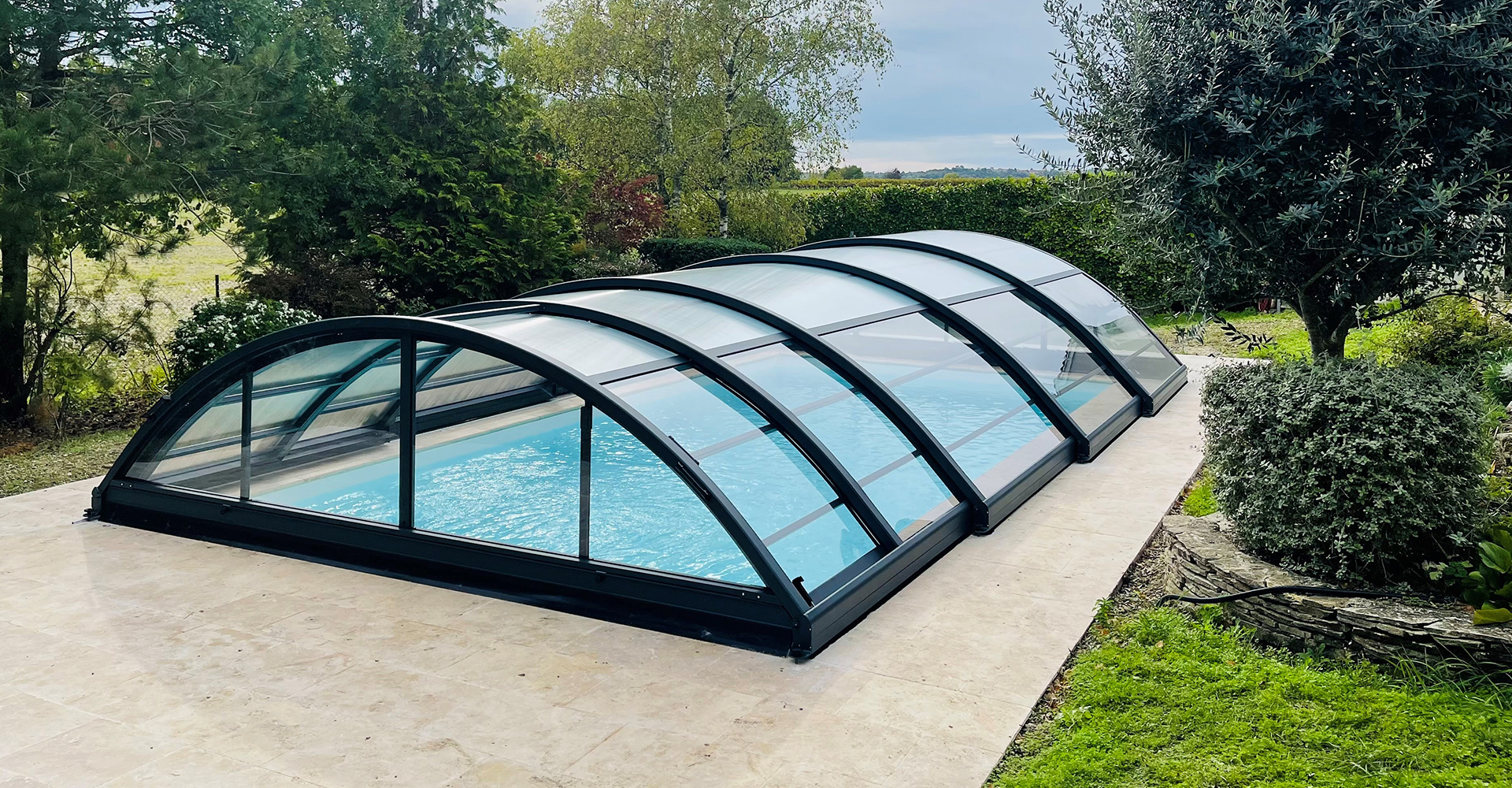 Abri de piscine mi-haut, protégeant une piscine coque à Metz et en Lorraine