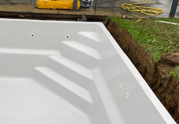 Escalier d'angle de la piscine coque Célestine 5 installée à Peltre en Moselle