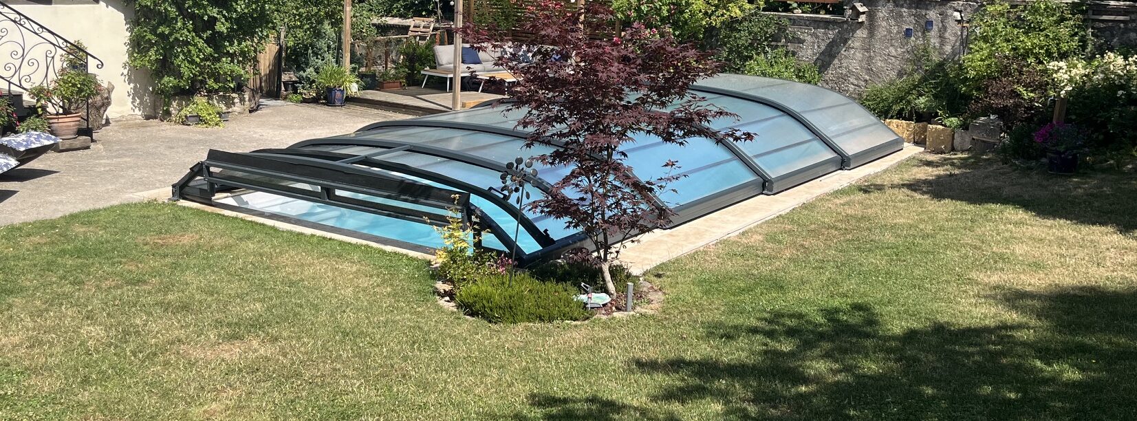 Piscine coque Célestine 8S grise sous abri Anséa EC Création, réalisation pisciniste Metz et Peltre