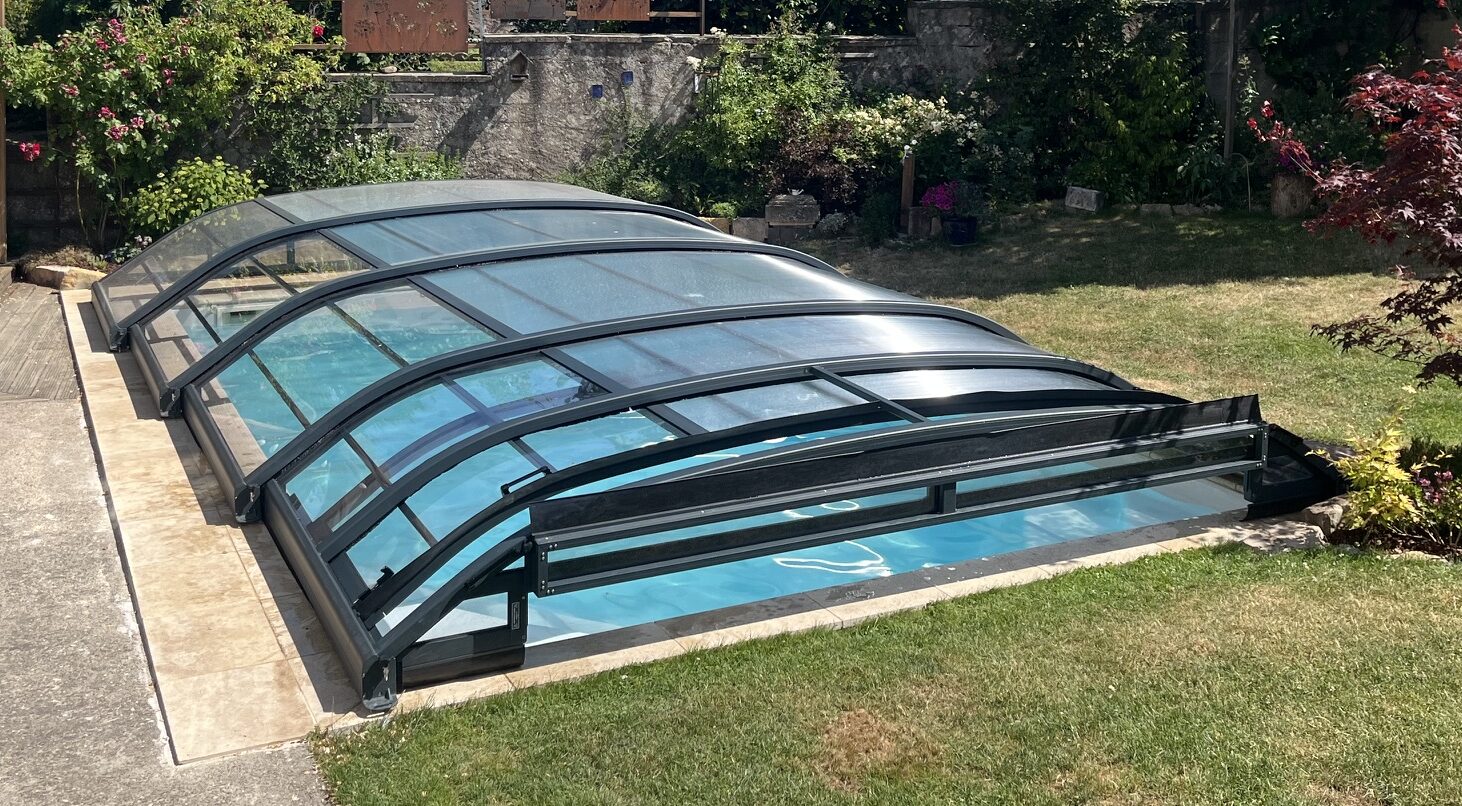 Abri de piscine Anséa EC Création installé sur une piscine coque Célestine 8S grise à Peltre en Moselle