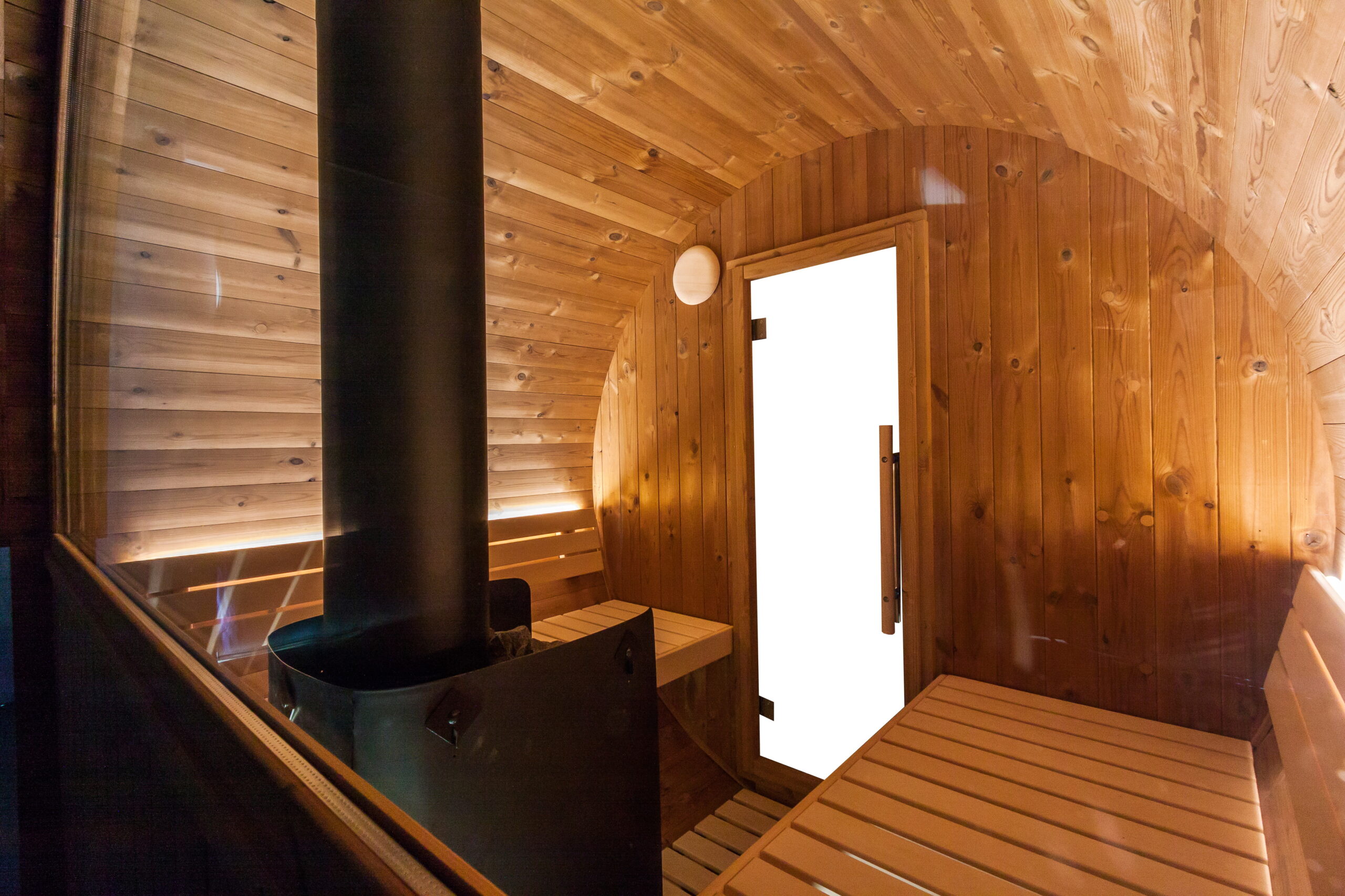 Intérieur du sauna Helsinki, bancs en tilleul